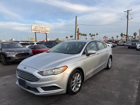 Used 2017 Ford Fusion SE FWD image 2