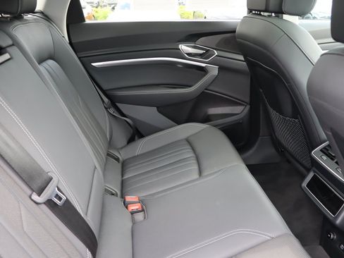 Used 2021 Audi e-tron Premium Plus w/ Premium Plus Package AWD/4WD image 17