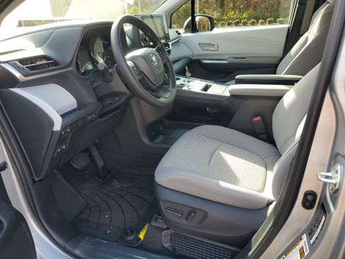 New 2025 Toyota Sienna LE image 17