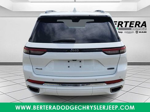 Used 2022 Jeep Grand Cherokee Overland w/ Luxury Tech Group IV AWD/4WD image 5