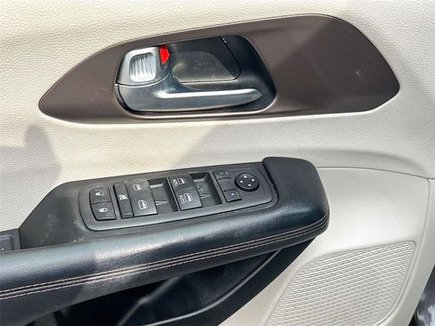 Used 2019 Chrysler Pacifica Touring Plus w/ Advanced Safetytec Group FWD image 18