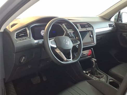 Used 2023 Volkswagen Tiguan SE w/ Panoramic Sunroof Package AWD/4WD image 9