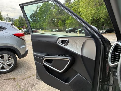 Used 2025 Kia Soul LX w/ LX Technology Package FWD image 18