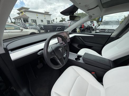Used 2024 Tesla Model Y 2WD image 10