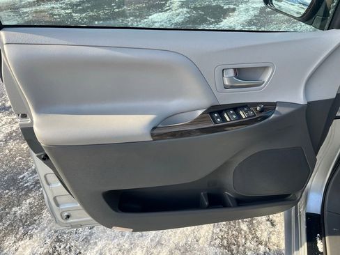 Used 2017 Toyota Sienna XLE image 14