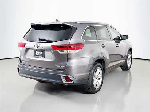 Used 2018 Toyota Highlander Limited w/ Carpet Mat Package (TMS) AWD/4WD image 13