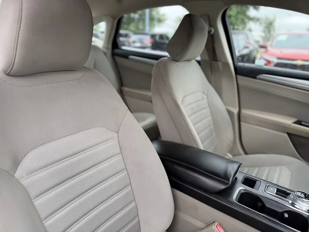 Used 2020 Ford Fusion SE AWD/4WD image 12