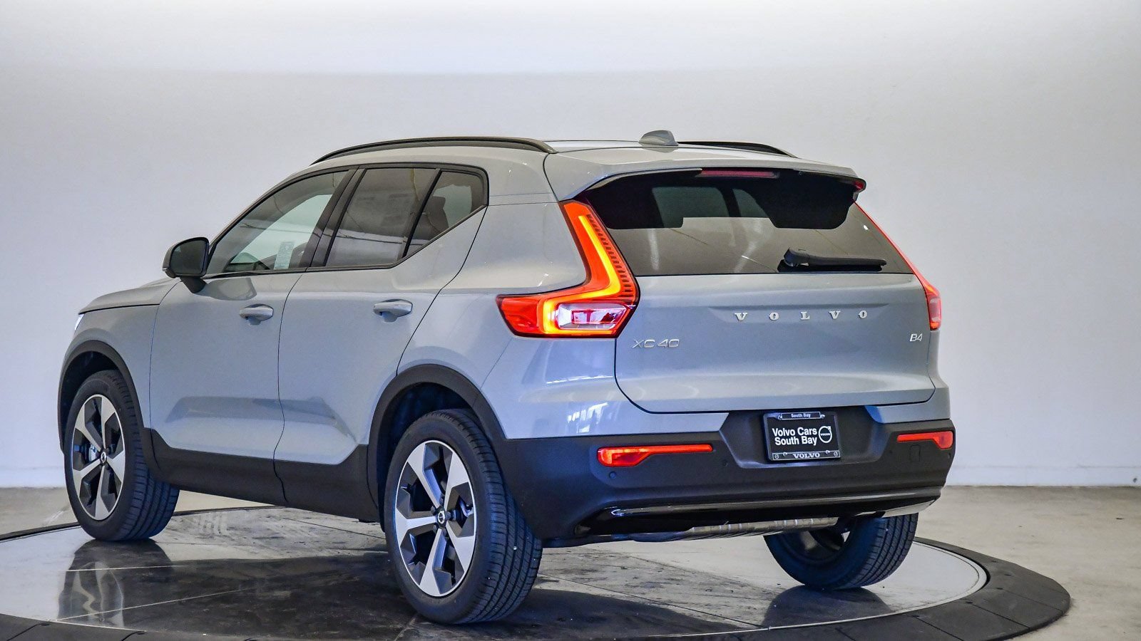 Certified 2026 Volvo XC40 B4 Plus w/ Climate Package FWD image 2