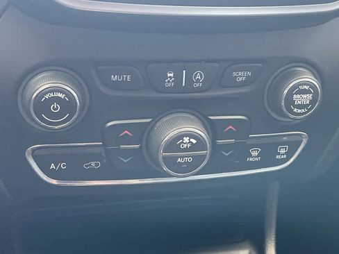Used 2019 Jeep Cherokee Trailhawk w/ Comfort/Convenience Group AWD/4WD image 19