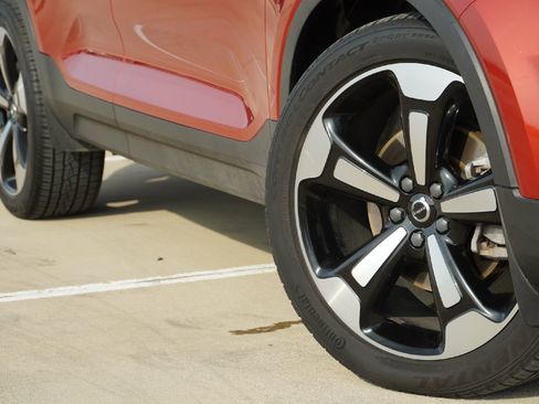 Used 2020 Volvo XC40 T4 Momentum image 3