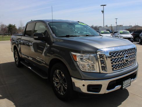 Used 2018 Nissan Titan SV w/ SV Convenience Package image 4