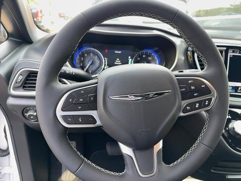 New 2026 Chrysler Pacifica Select image 10