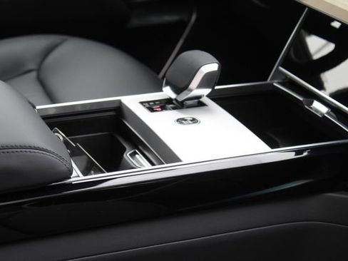 New 2025 Land Rover Range Rover SE image 25