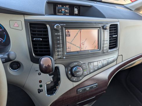 Used 2011 Toyota Sienna XLE image 18