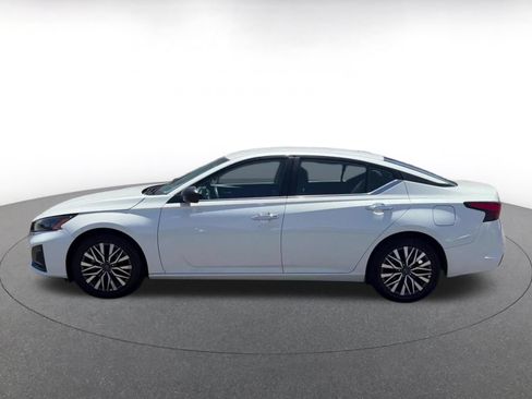 Used 2025 Nissan Altima 2.5 SV FWD image 9