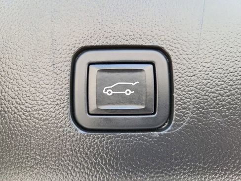 Used 2023 Chevrolet Traverse LT FWD image 9