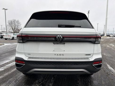 Used 2025 Volkswagen Taos SE image 6