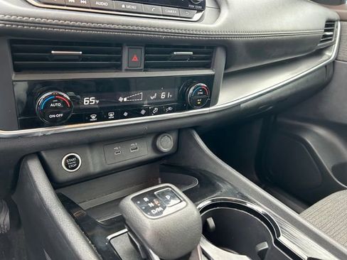 Used 2023 Nissan Rogue SV image 28