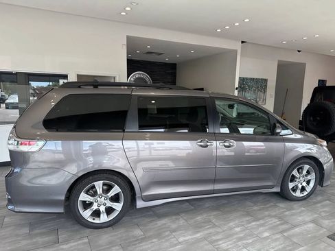 Used 2014 Toyota Sienna SE FWD image 28