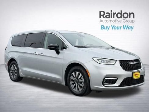 Used 2024 Chrysler Pacifica Limited FWD image 1