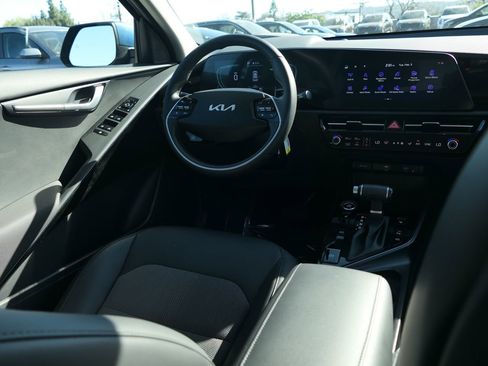 Used 2025 Kia Niro EX image 24