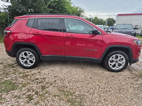 Used 2025 Jeep Compass Latitude w/ Sun & Sound Group AWD/4WD image 5