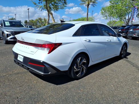 Certified 2025 Hyundai Elantra Limited FWD image 5
