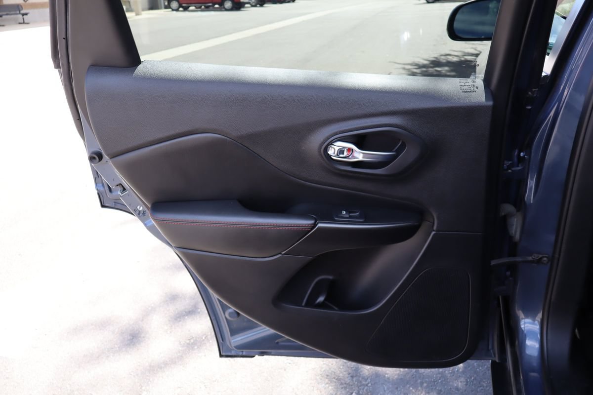 Used 2019 Jeep Cherokee Trailhawk w/ Comfort/Convenience Group AWD/4WD image 24