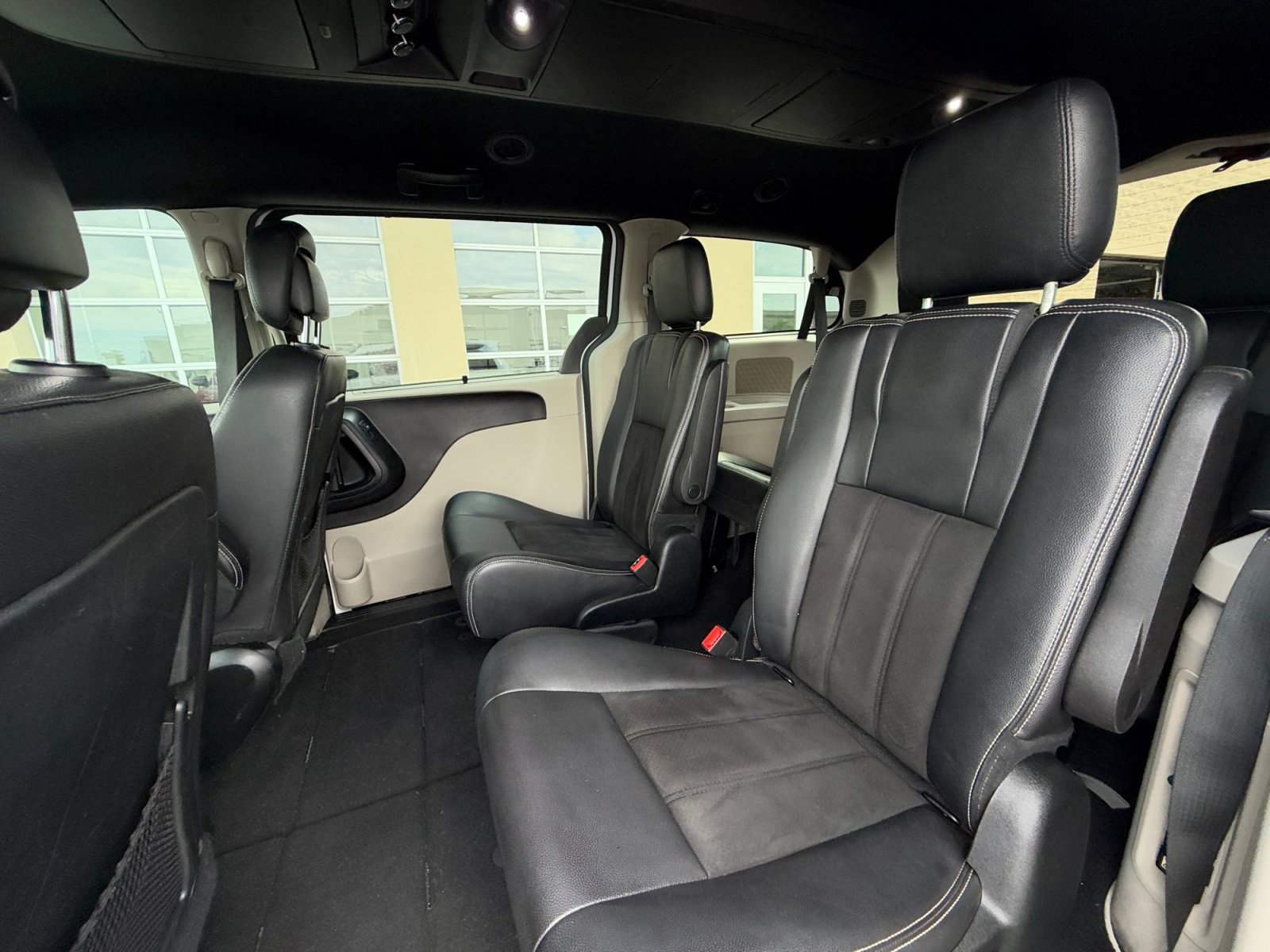Used 2019 Dodge Grand Caravan SXT w/ Driver Convenience Group FWD image 17