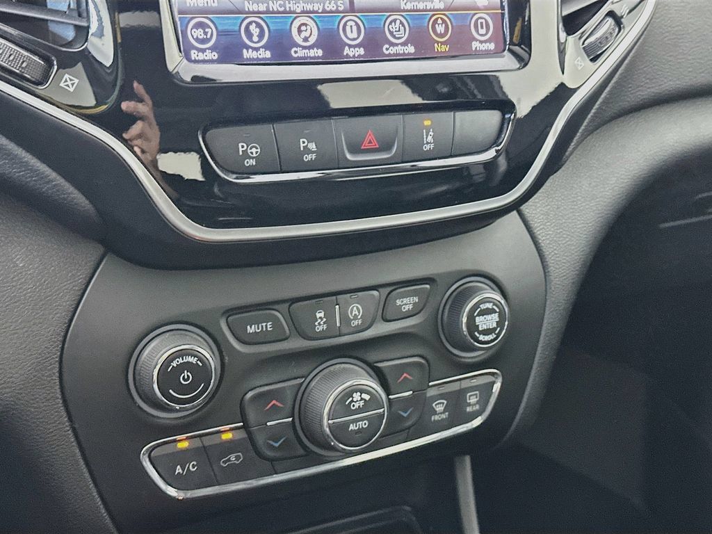 Used 2019 Jeep Cherokee Limited w/ Luxury Group FWD image 18
