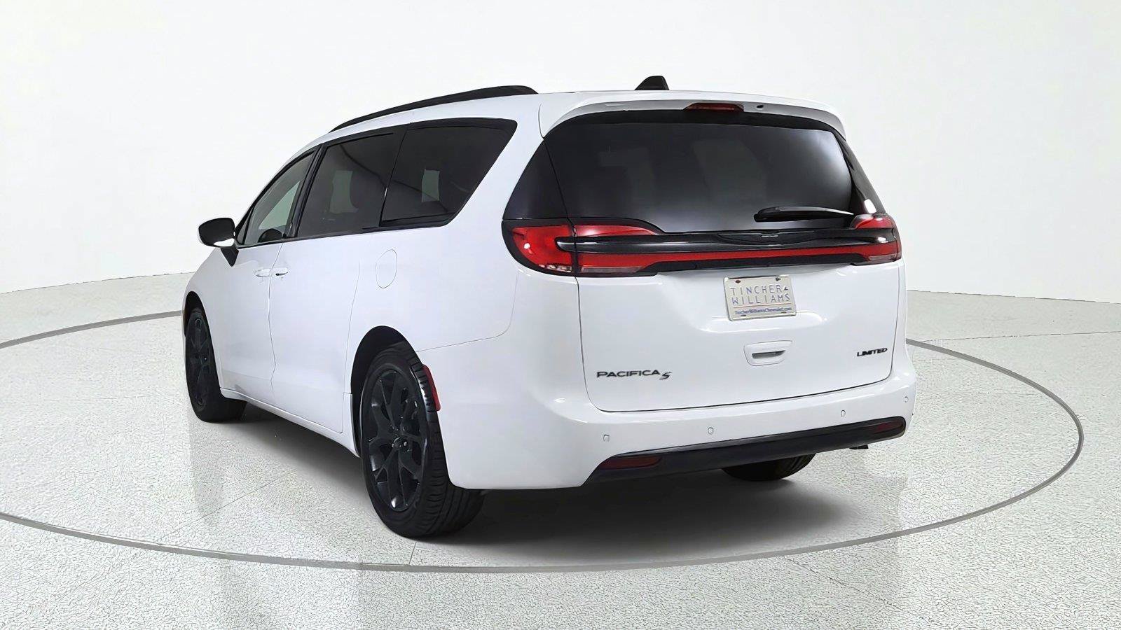 Used 2025 Chrysler Pacifica Limited FWD image 5