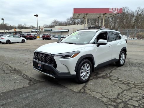 Certified 2022 Toyota Corolla Cross LE image 3