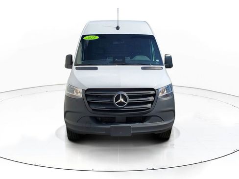 Used 2025 Mercedes-Benz Sprinter 2500 image 2