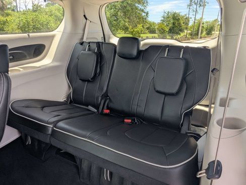 Used 2023 Chrysler Pacifica Limited FWD image 16