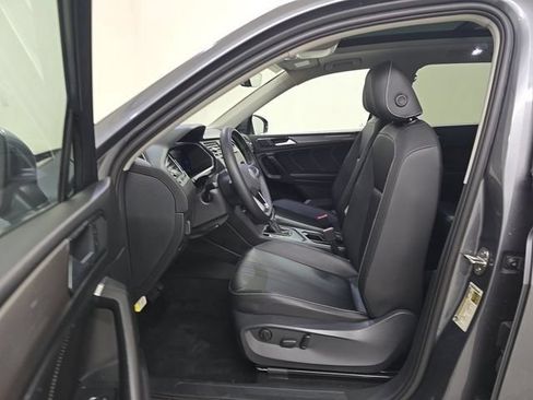 Used 2023 Volkswagen Tiguan SE w/ Panoramic Sunroof Package FWD image 6