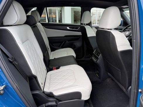 Used 2025 Volkswagen Atlas Cross Sport SEL Premium R-Line image 22