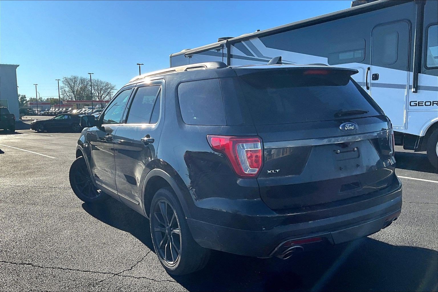 Used 2017 Ford Explorer XLT w/ Equipment Group 202A AWD/4WD image 6