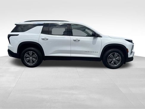 Used 2026 Chevrolet Traverse LT AWD/4WD image 2