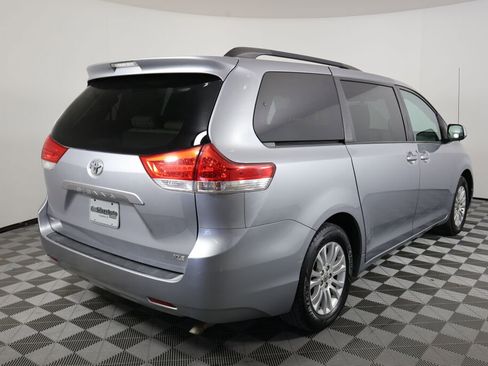 Used 2011 Toyota Sienna XLE FWD image 2