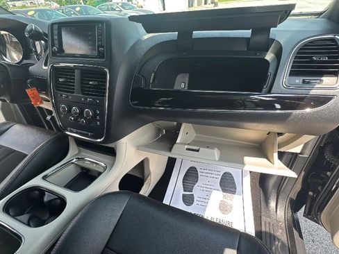 Used 2020 Dodge Grand Caravan SXT FWD image 30