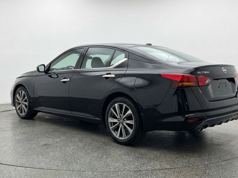 Used 2025 Nissan Altima 2.5 SV FWD image 6