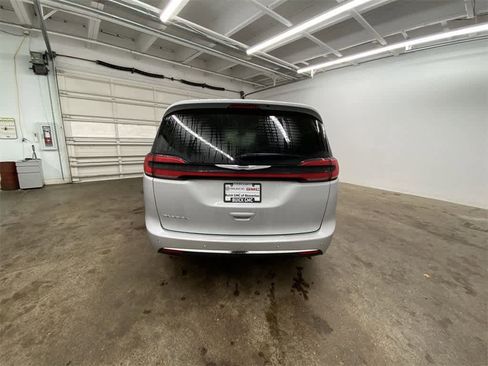 Used 2024 Chrysler Pacifica Touring-L image 5