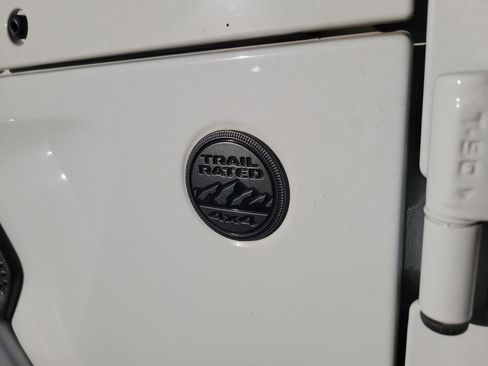 Used 2022 Jeep Gladiator Willys image 28