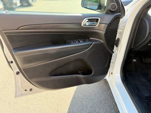 Used 2018 Jeep Grand Cherokee Altitude AWD/4WD image 20