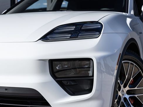 Certified 2025 Porsche Macan 4S Electric AWD/4WD image 17