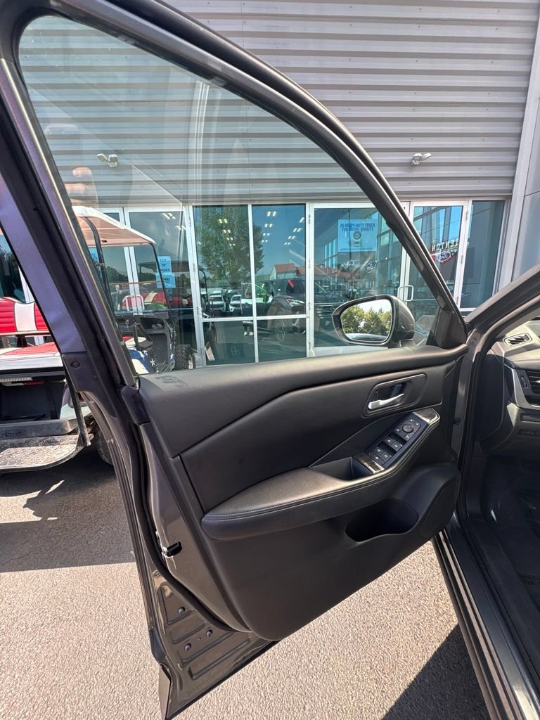 Used 2024 Nissan Rogue SV FWD image 13