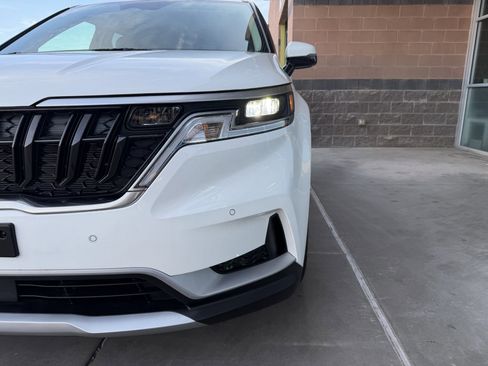 Used 2024 Kia Carnival EX image 11