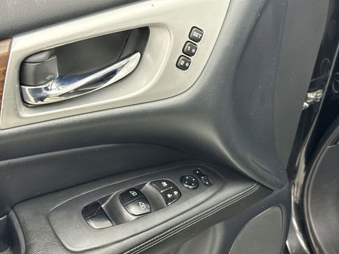 Used 2018 Nissan Pathfinder Platinum image 18