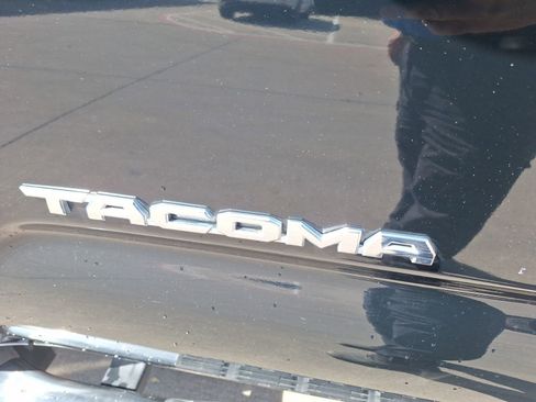 Used 2022 Toyota Tacoma Limited image 15