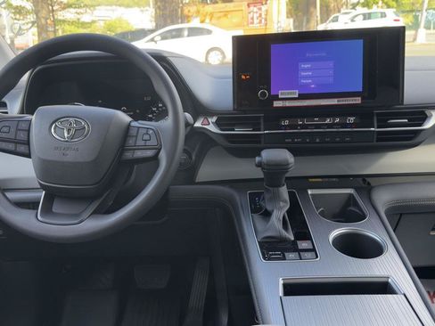 Used 2026 Toyota Sienna LE FWD image 22
